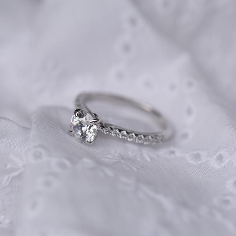 Prsteň posiaty diamantmi 79372