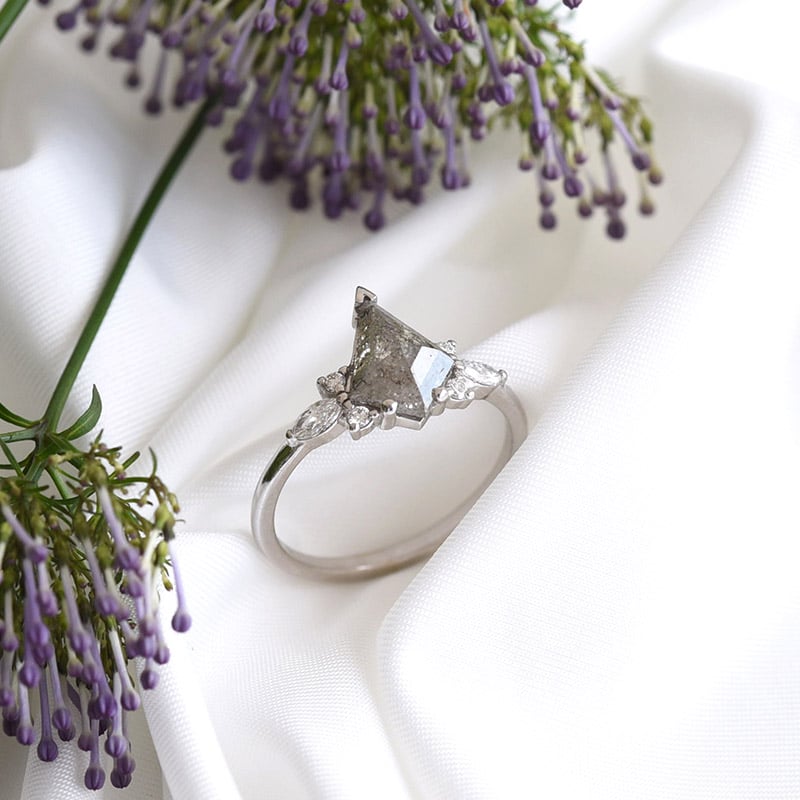 Prsteň so salt and pepper diamantom 82542