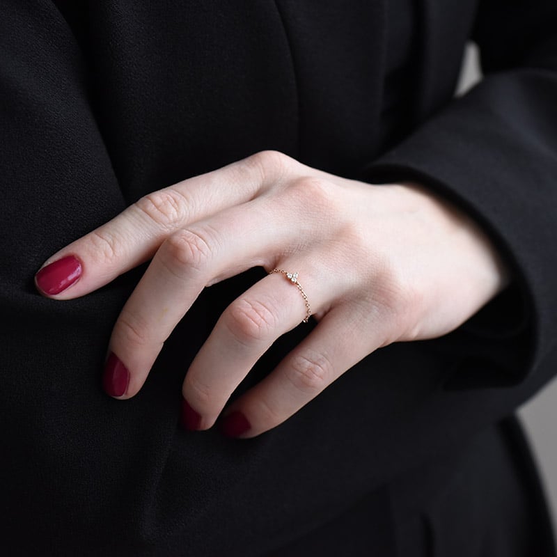 Netradičný minimalistický prsteň s diamantmi 92822