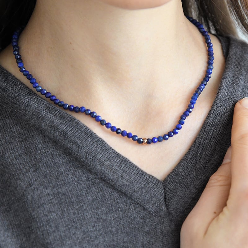 Strieborný pozlátený náhrdelník s lapis lazuli korálkami Cindy
