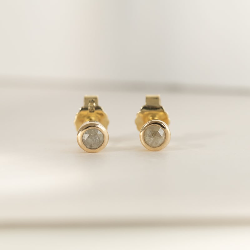 Minimalistické bezel náušnice so salt and pepper diamantmi Tofine