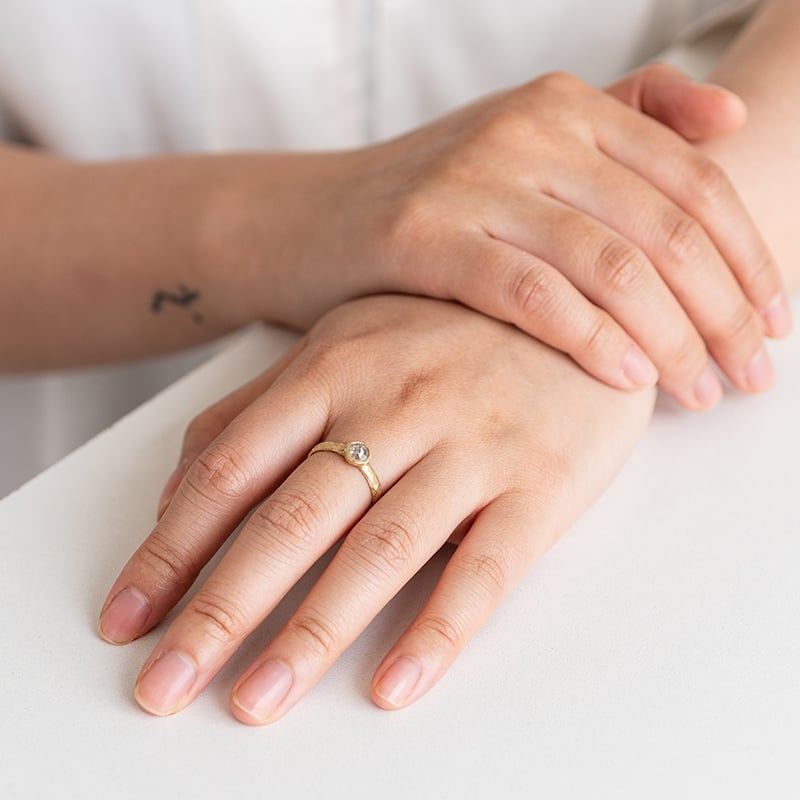 Tepaný prsteň so salt and pepper diamantom v rutovom bruse Fritzi 120263