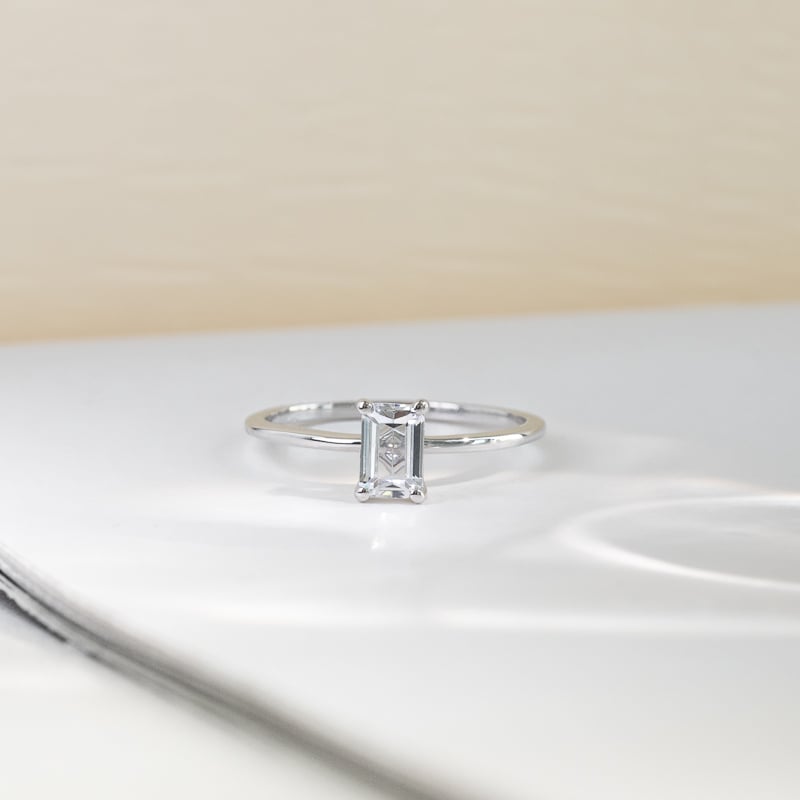Zásnubný prsteň s emerald diamantom Olson 121333