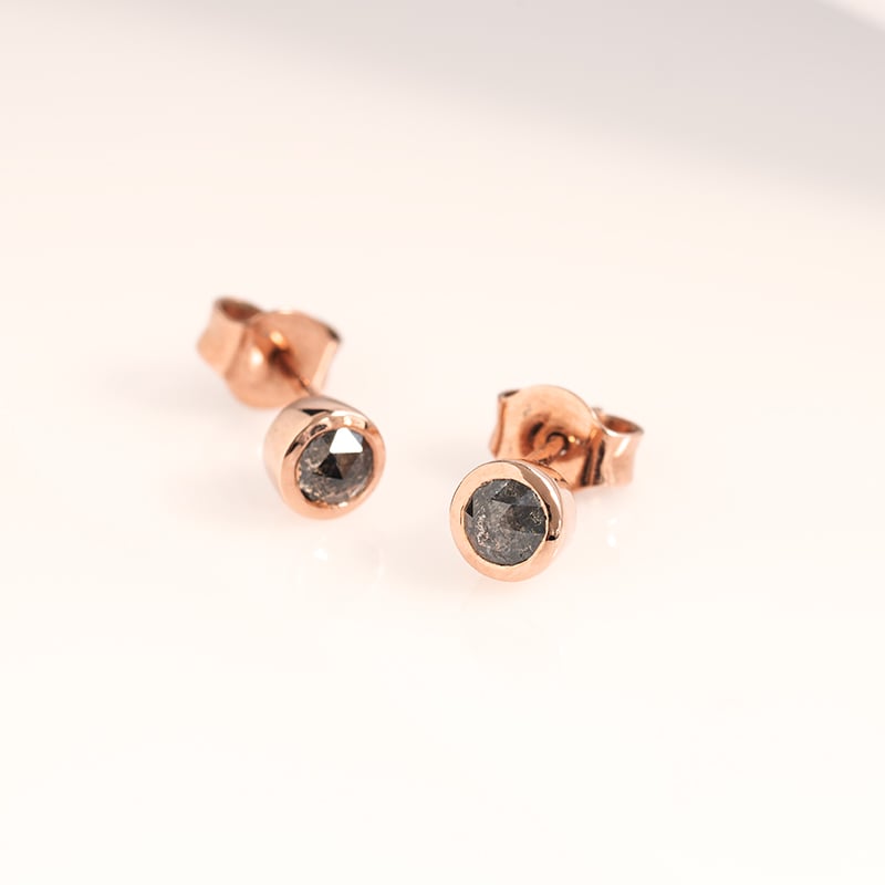 Jemné bezel náušnice so salt and pepper diamantmi Tofine