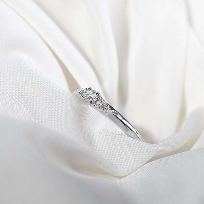 Strieborný prsteň s postrannými lab-grown diamantmi Vertmi 131333