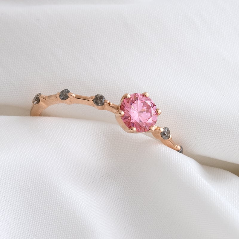 Zásnubný prsteň s certifikovaným fancy pink lab-grown diamantom Jelena 136503