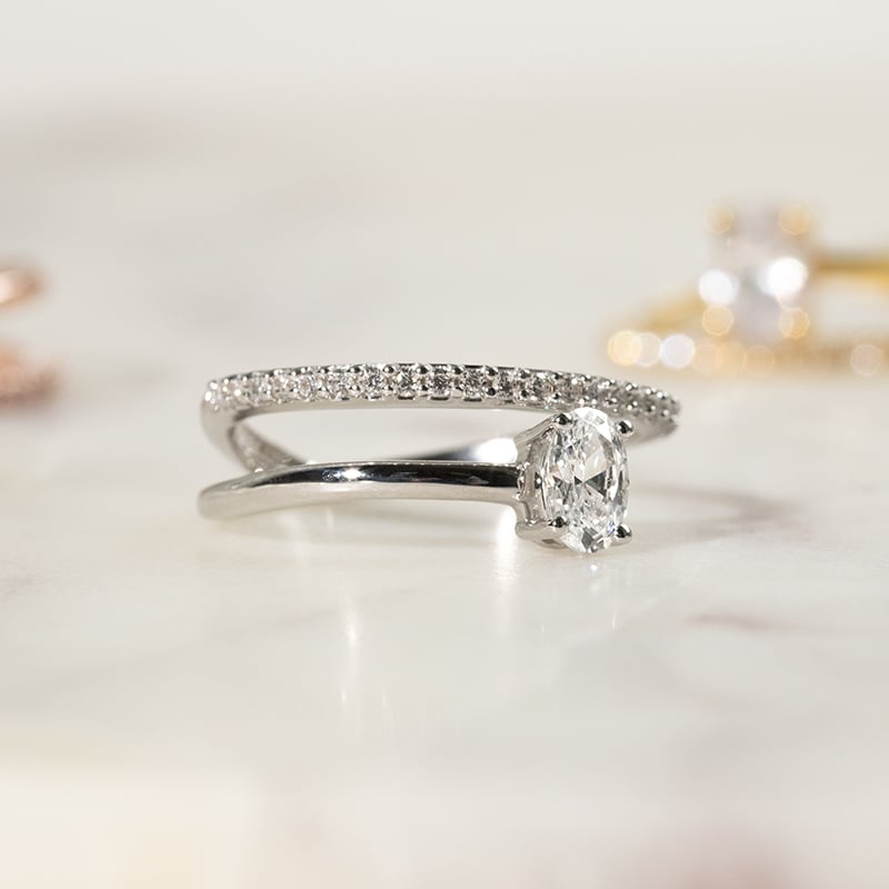 Atypický zásnubný prsteň s diamantmi Ever 137543