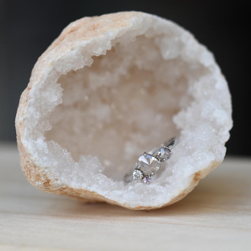 Netradičný prsteň s diamantmi 48983