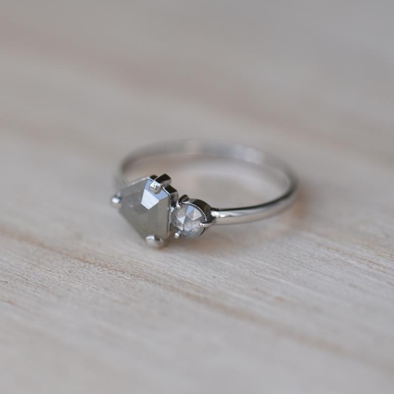 Netradičný zlatý prsteň s round sivými diamantmi 48993