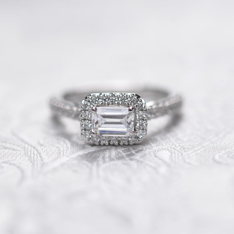 Prsteň s emerald diamantom v halo štýle 49593