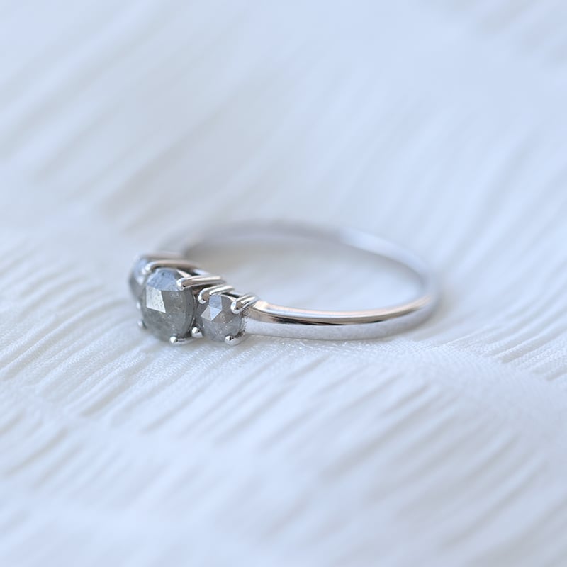 Zlatý zásnubný prsteň s tromi diamantmi 61263