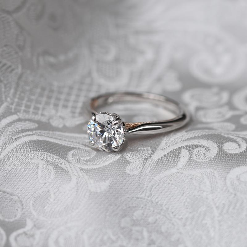 Prsteň s postrannými marquise diamantmi a moissanitom zo zlata 66113