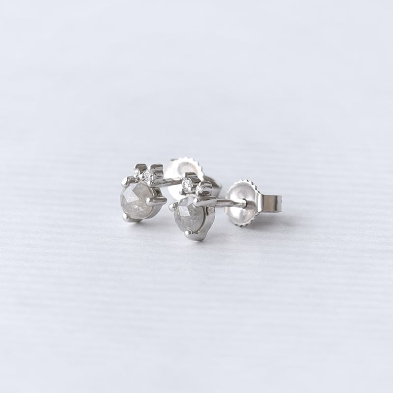 Náušnice sa salt and pepper diamantom 69193
