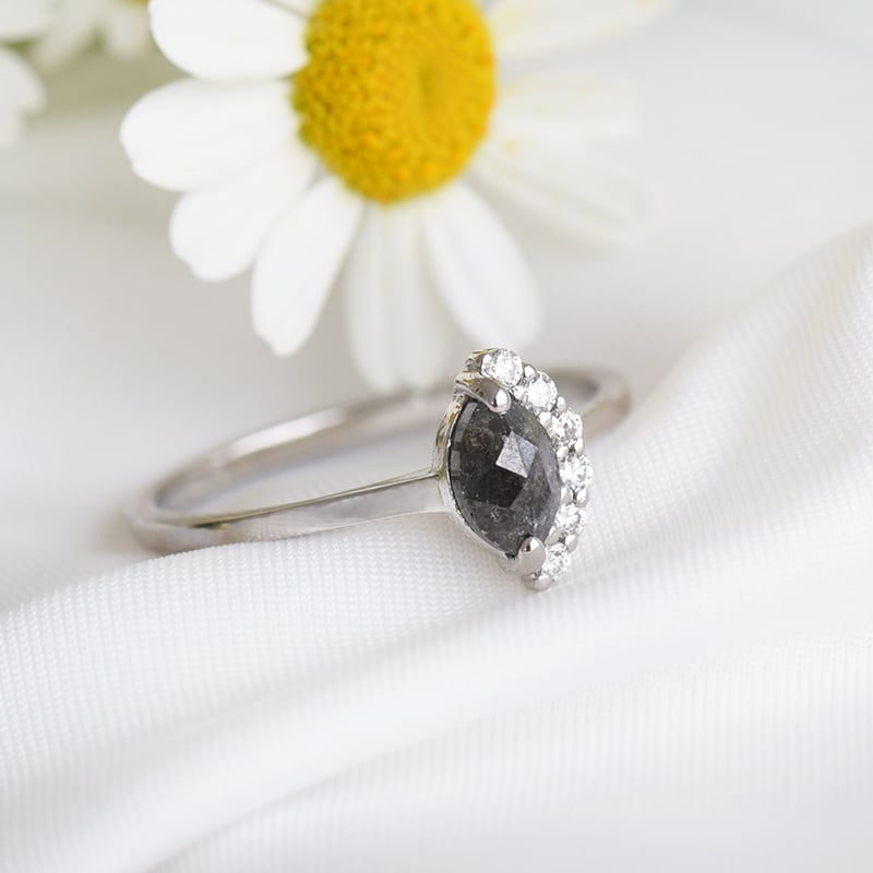 Zásnubný prsteň s marquise salt and pepper diamantom zo zlata 82213