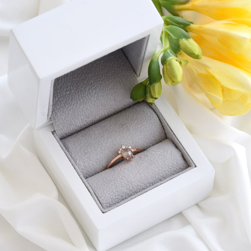 zásnubný prsteň s ružovým diamantom 82533