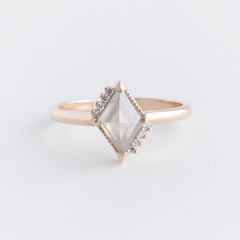 Prsteň lozenge so salt and pepper diamantom a lab-grown diamantmi Dalton