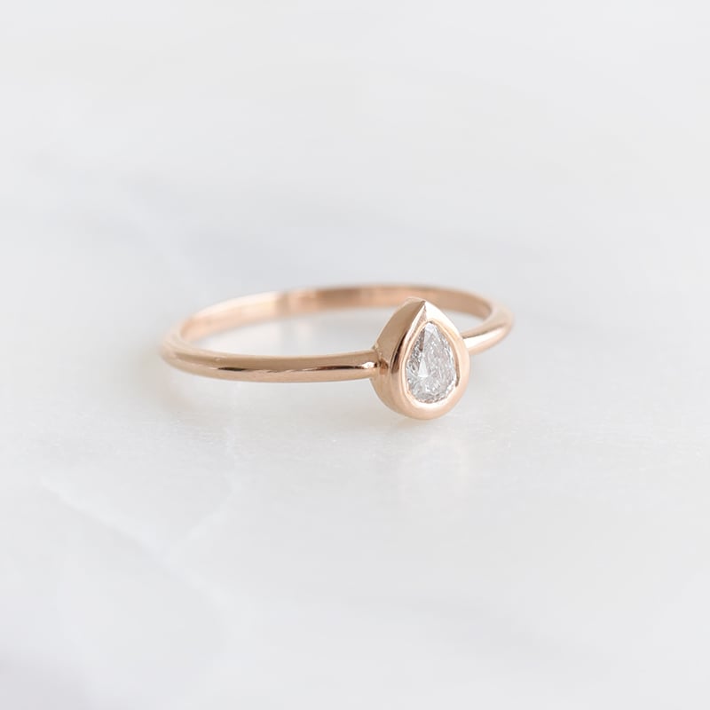 Minimalistický prsteň s pear diamantom Moyer