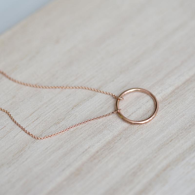 Strieborný náhrdelník minimalistického tvaru Karma 103614