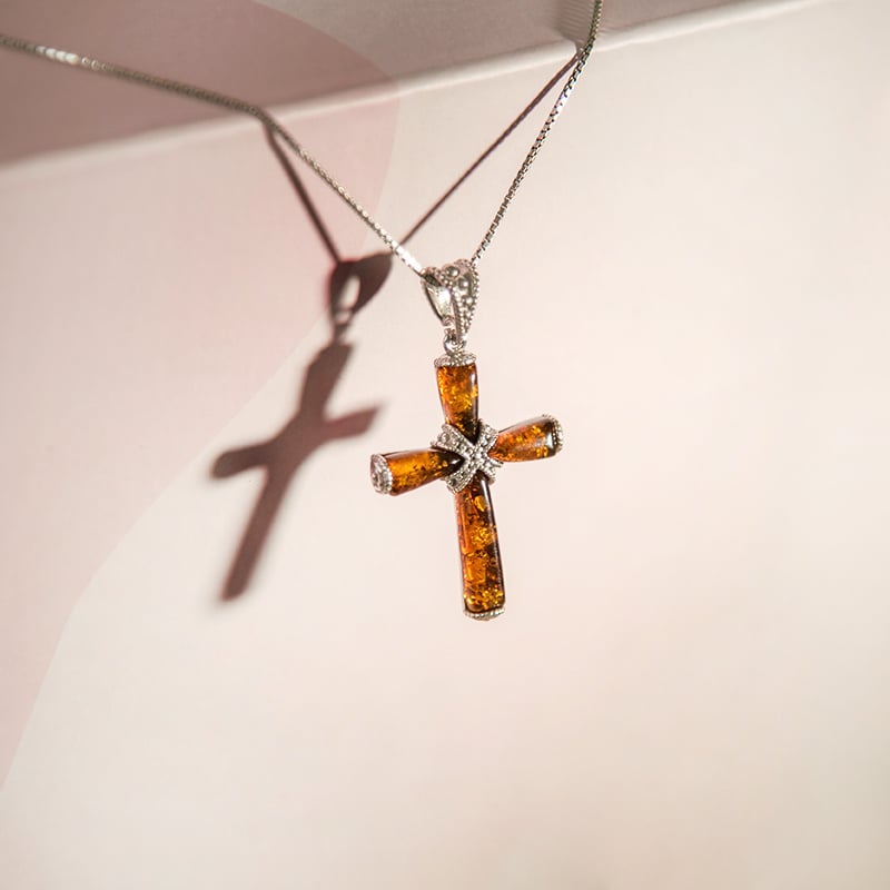 Jantárový krížik v striebornom prívesku Croix