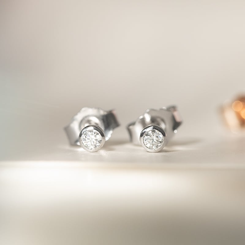 Strieborné minimalistické bezel náušnice s diamantmi Viosa 135154