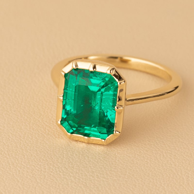 Zlatý bezel prsteň s emerald lab-grown smaragdom Kayla
