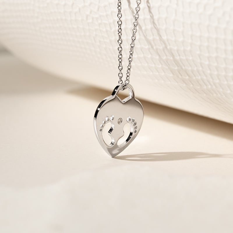 Zlatý prívesok detské nožičky s diamantom a gravírom Sophia