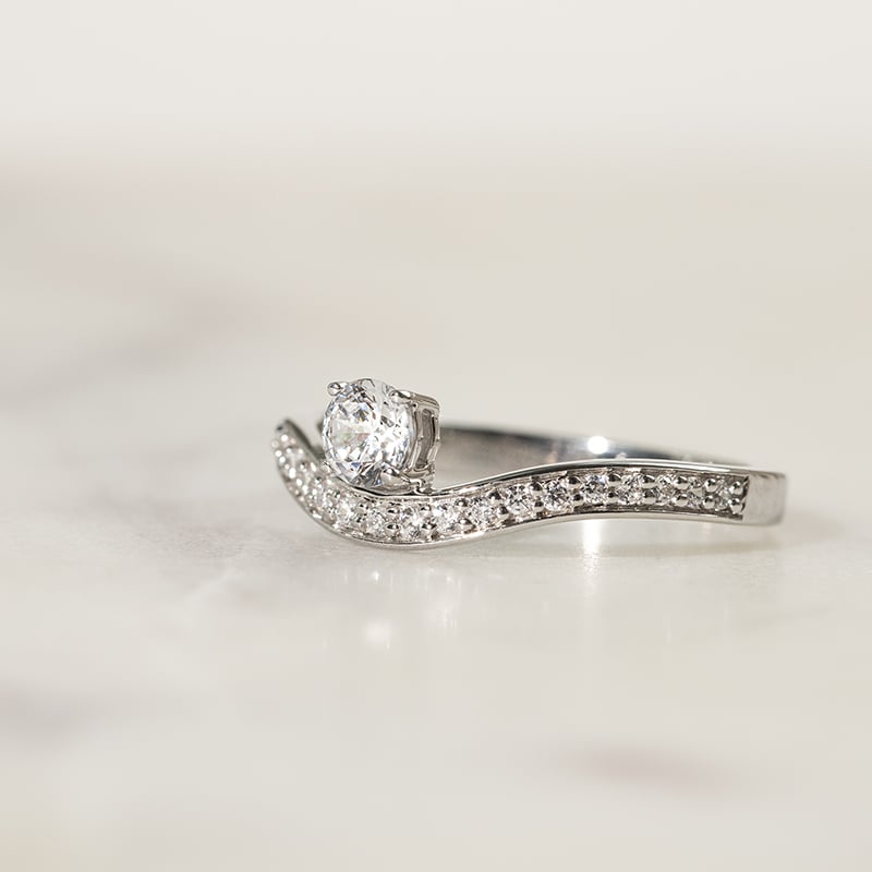 Atypický zásnubný prsteň s diamantmi Clea 137524