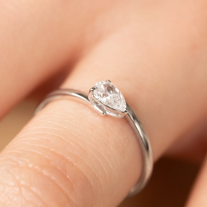 Atypický zásnubný prsteň s lab-grown pear diamantom Carol 137624