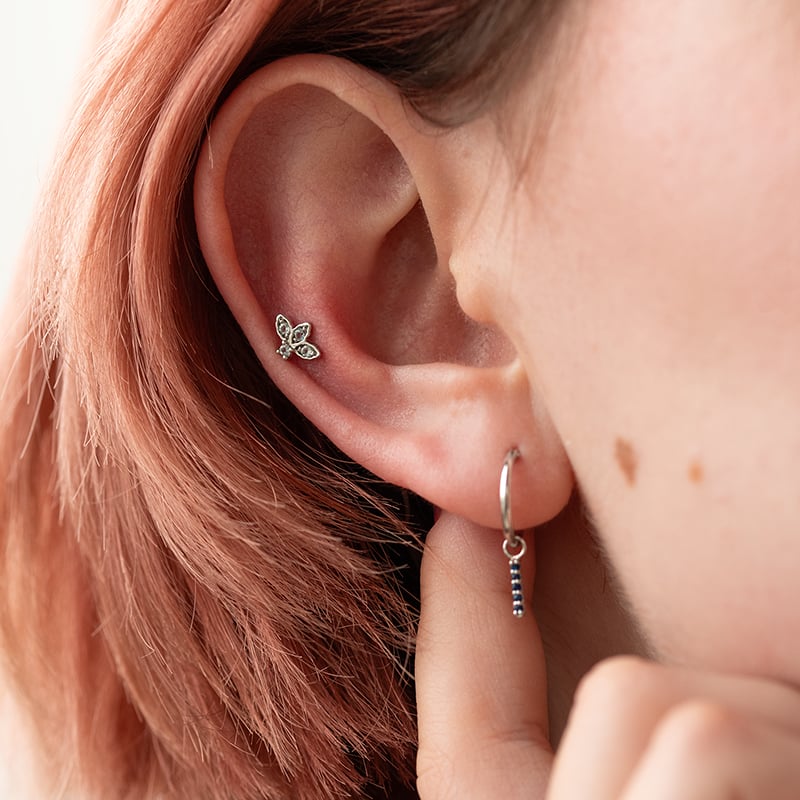 Zlatá piercing náušnica s nebesky modrými topásmi Ciera 138284