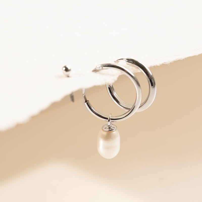 Zlatý labret piercing do ucha Vena