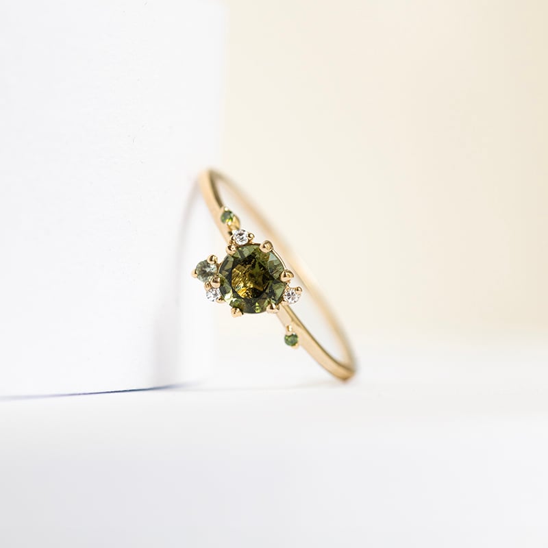 Cluster zásnubný prsteň s vltavínom, zafírom a diamantmi Rosa 143944