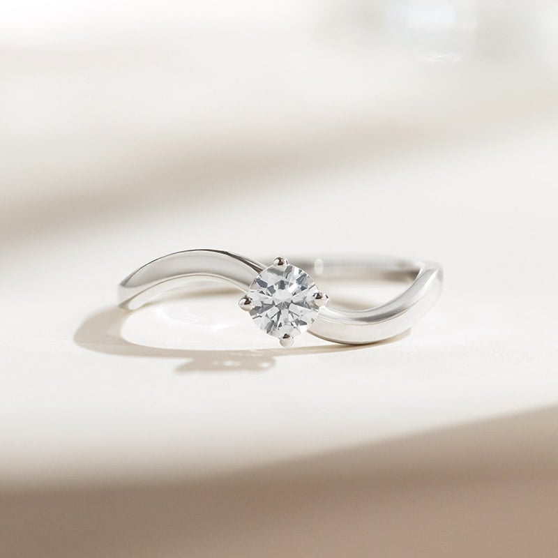 Atypický zásnubný prsteň s lab-grown diamantom Livia