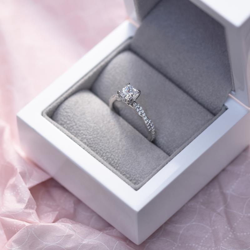 Zlatý prepletený diamantový prsteň s princess diamantom 49514
