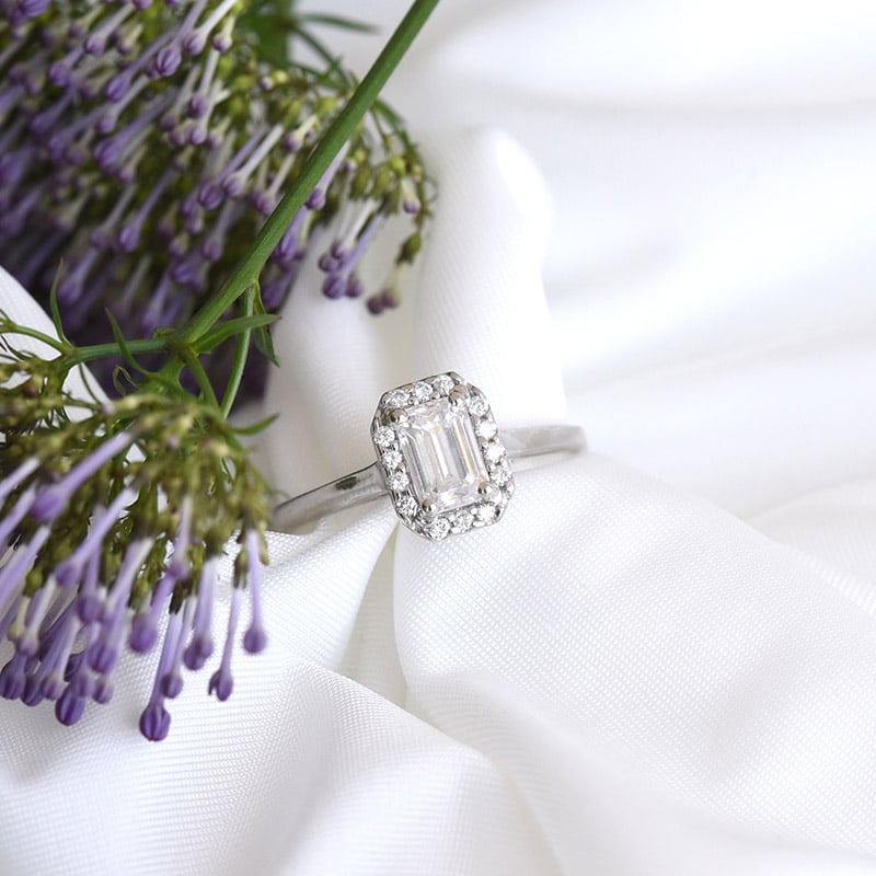 Zásnubný prsteň s diamantom z platiny 82434