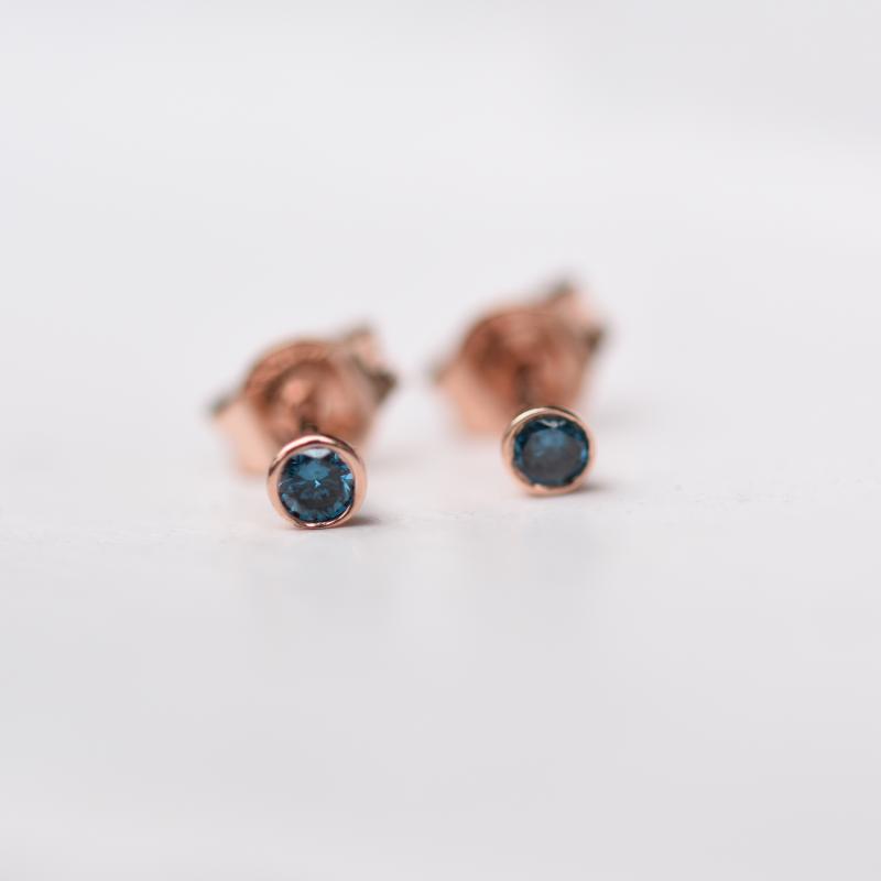 Strieborné minimalistické bezel náušnice s modrými diamantmi Viosa 102945