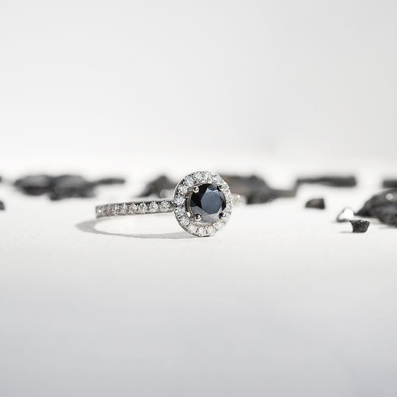 Halo prsteň s čiernym moissanitom a lab-grown diamantmi Kerau 110035