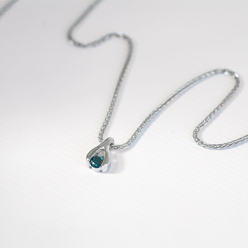 Platinový prívesok s modrým diamantom Tressa 121445