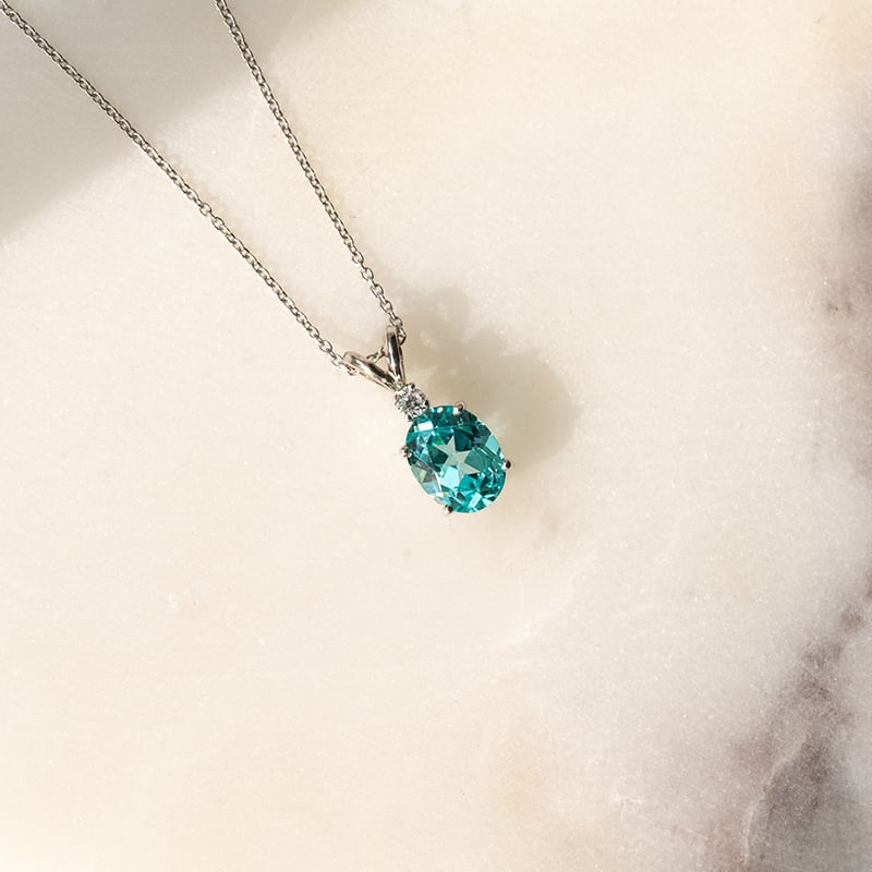 Zlatý prívesok s oválnym lab-grown paraiba turmalínom a diamantom Cipri 136895