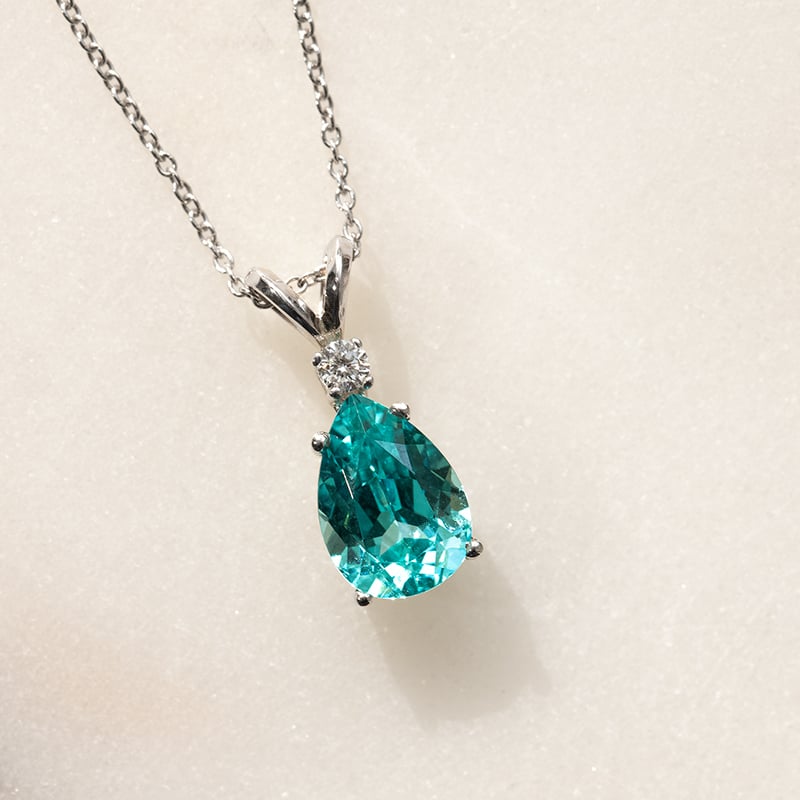 Zlatý prívesok s pear lab-grown paraiba turmalínom a diamantom Abilo