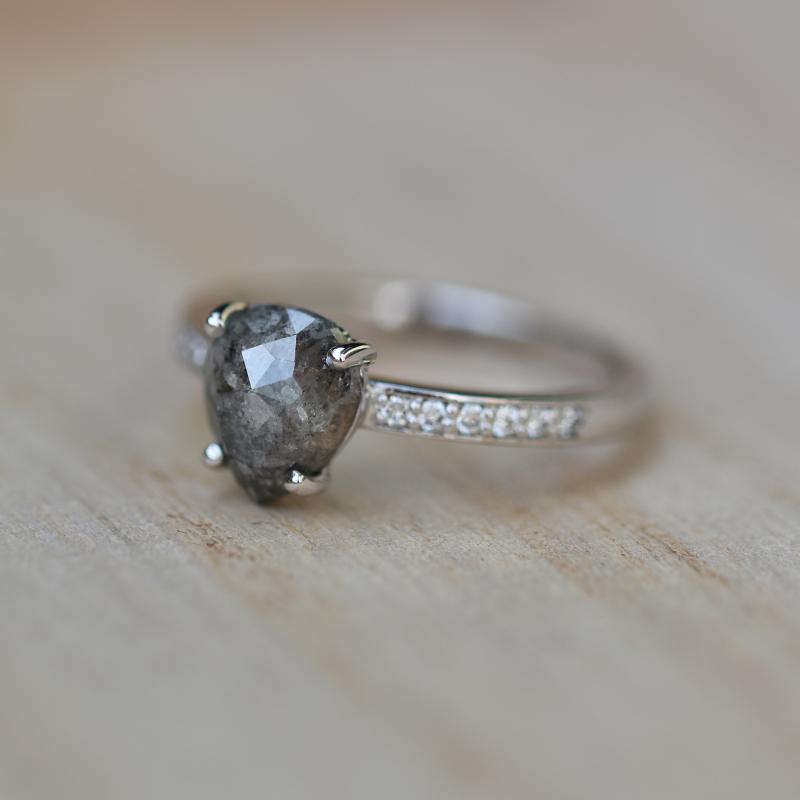 Zlatý prsteň s diamantom salt´n´pepper 44235