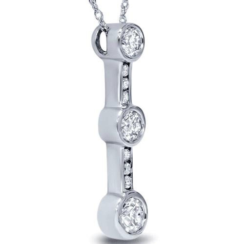 Symbol troch v diamantovém náhrdelníku 5385