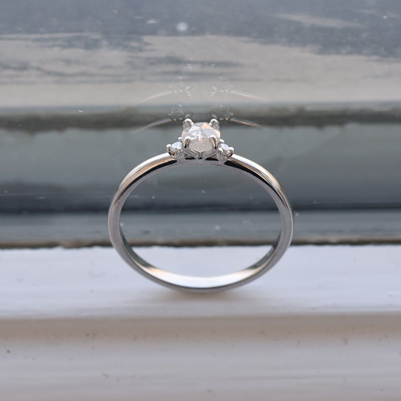 Zlatý zásnubný prsteň s diamantom 68055