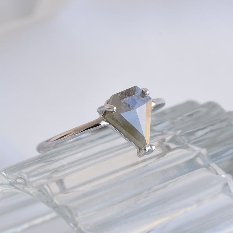 Prsteň s pentagon salt and pepper diamantom 79485