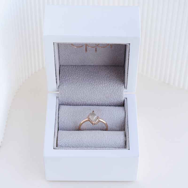 Prsteň s lozenge diamantom a diamantmi 96375