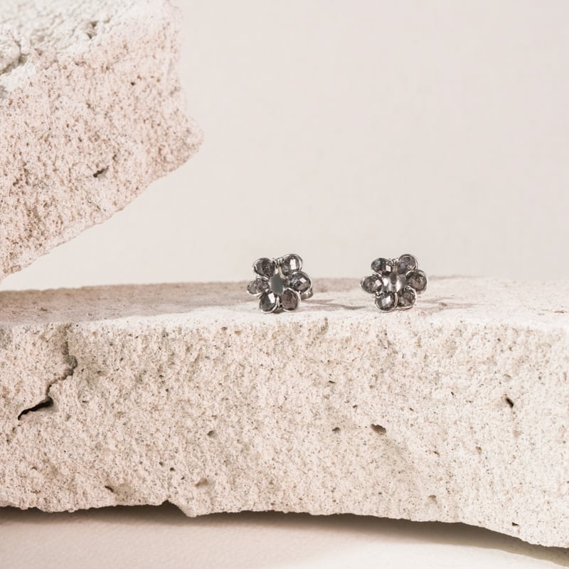 Náušnice v tvare kvetov so salt and pepper diamantmi Dina 101056