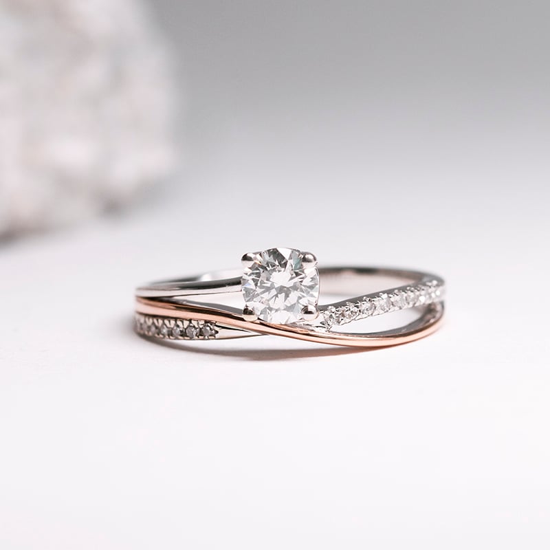 Atypický zásnubný prsteň s postrannými diamantmi Haearn