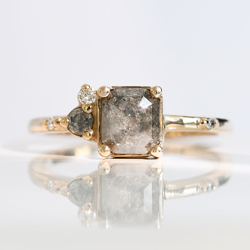 Prsteň so salt and pepper diamantom a lab-grown diamantmi Kristie 117426