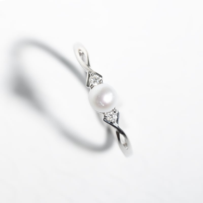 Elegantný zlatý perlový prsteň s diamantmi Doria