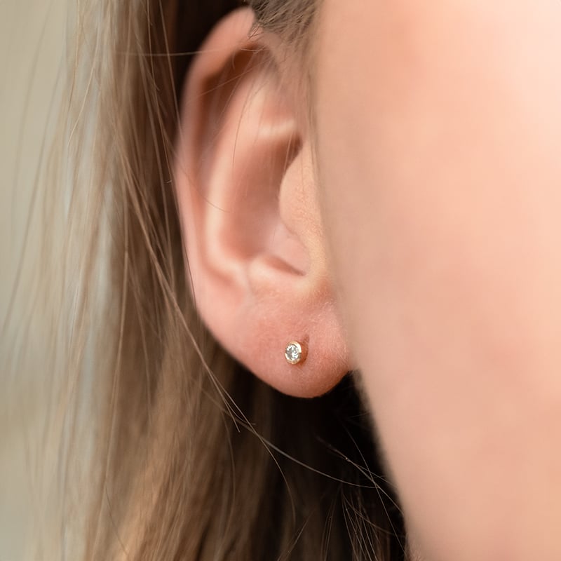Strieborné minimalistické bezel náušnice s diamantmi Viosa 135226