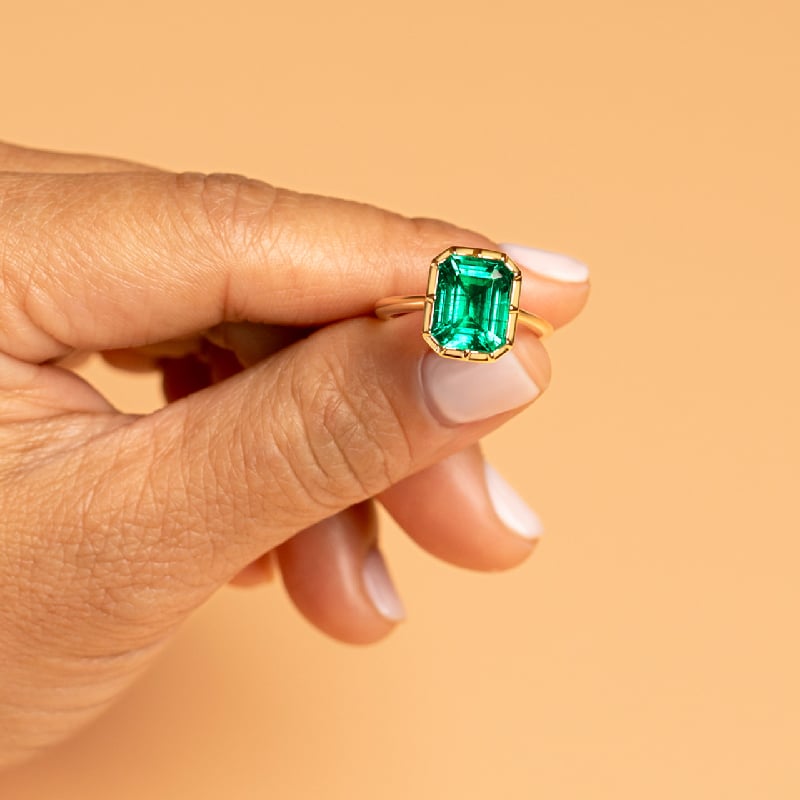 Zlatý bezel prsteň s emerald lab-grown smaragdom Kayla 136566